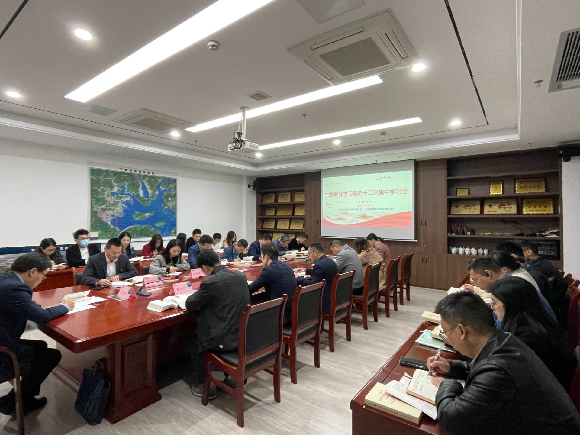 1701767233873031.jpg 市交投物流集團黨支部 市交投勘察設(shè)計公司黨支部聯(lián)合召開主題教育學(xué)習(xí)會,葉嵐清攝2.jpg