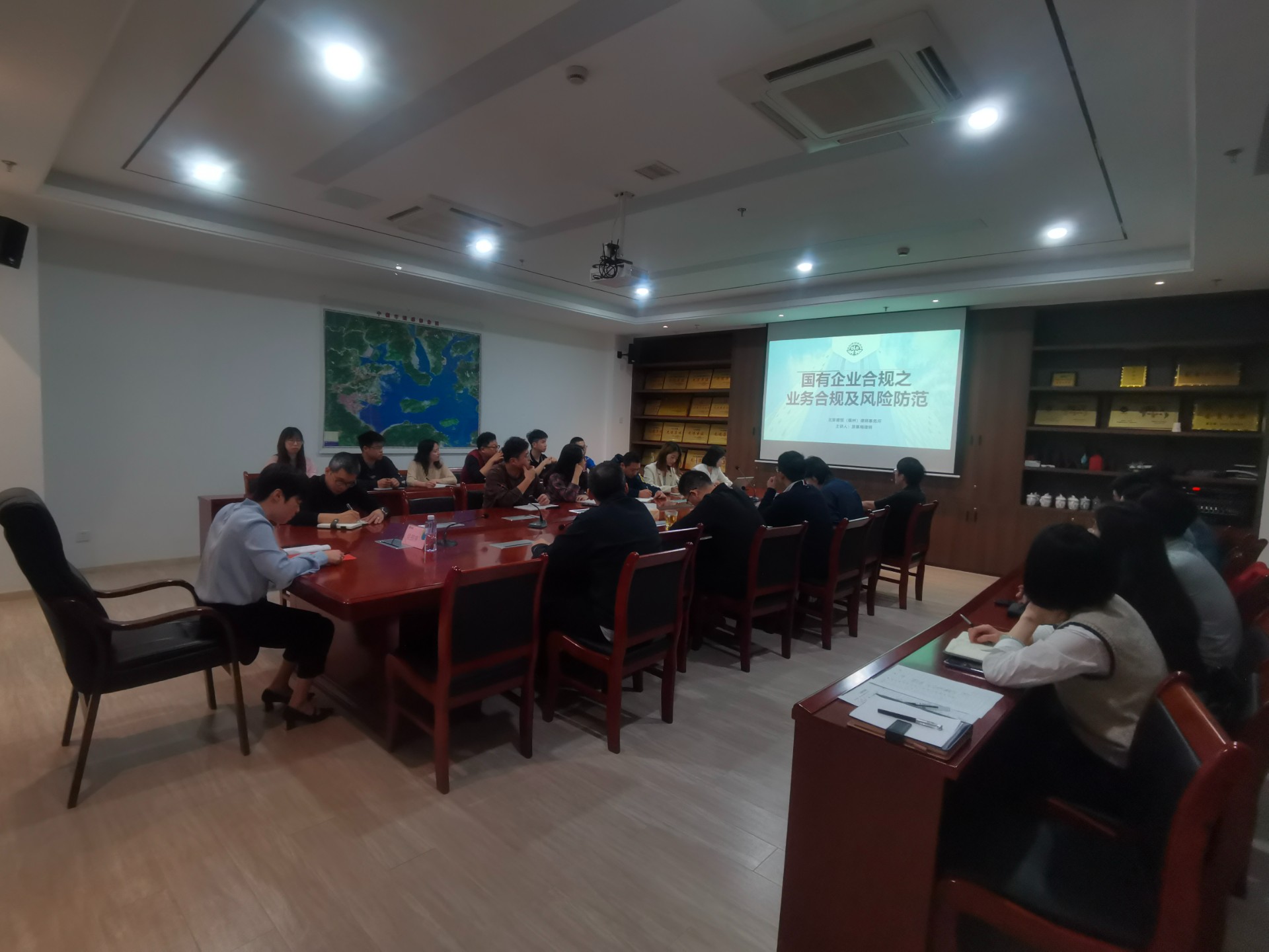 1713747059716742.jpg 合規(guī)講堂第一課——市交投物流集團(tuán)開(kāi)展國(guó)企業(yè)務(wù)合規(guī)及風(fēng)險(xiǎn)防范培訓(xùn),劉招蕊拍攝.jpg