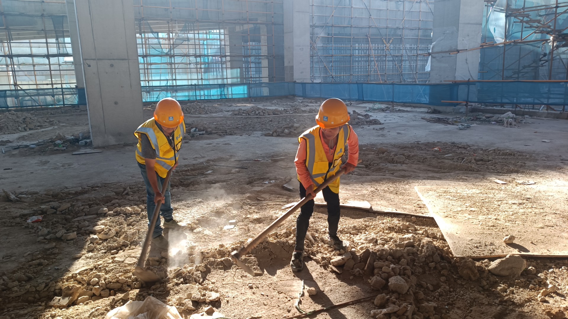 堅(jiān)守一線“戰(zhàn)高溫” 項(xiàng)目建設(shè)有“涼策”，王俊宇拍攝2.jpg