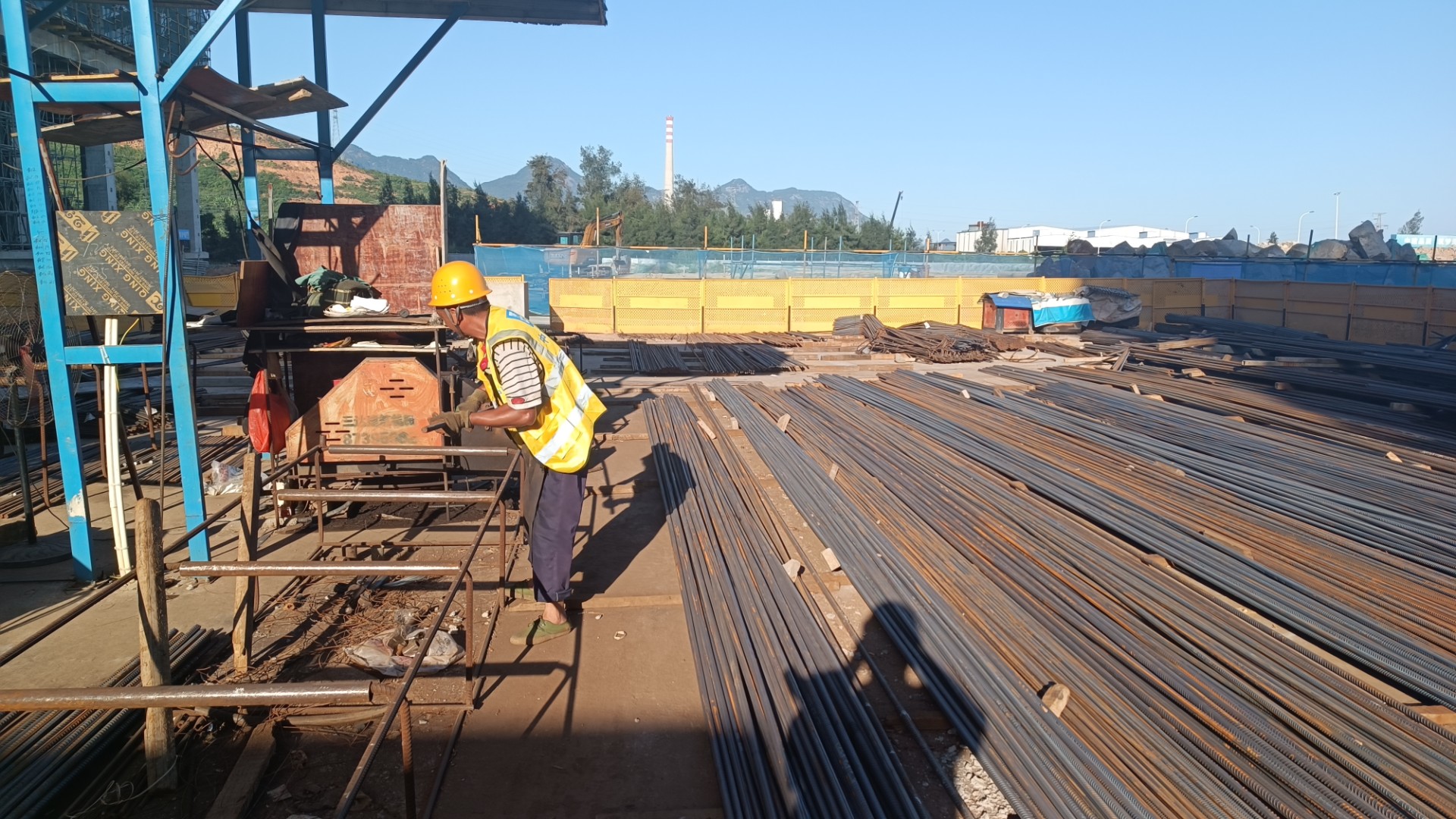 堅(jiān)守一線“戰(zhàn)高溫” 項(xiàng)目建設(shè)有“涼策”，王俊宇拍攝1.jpg