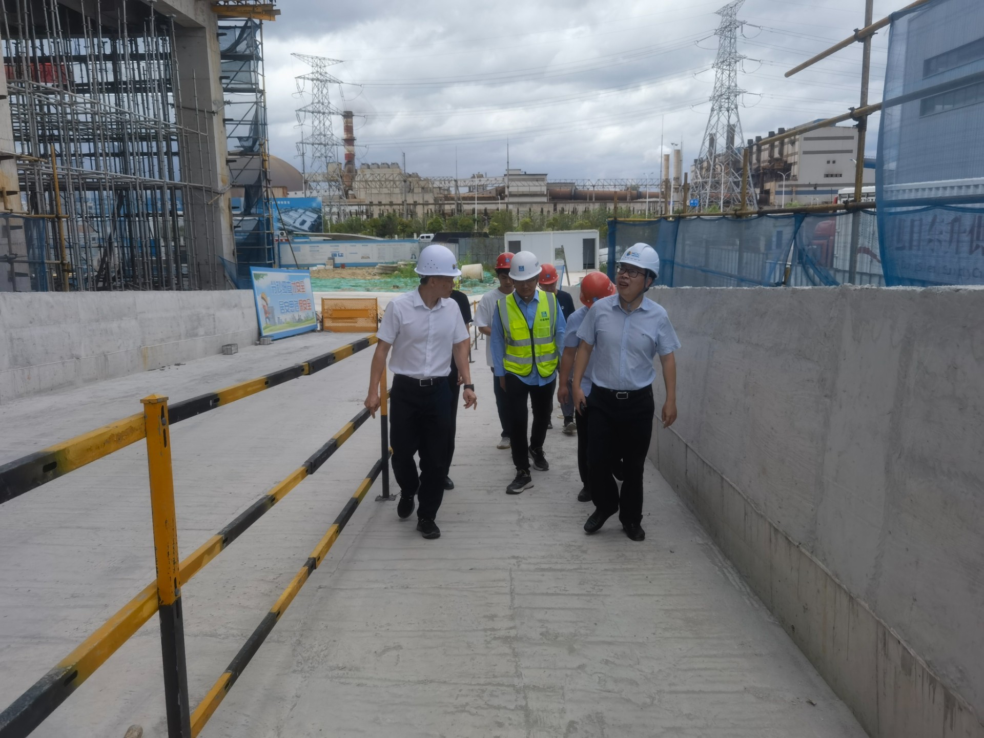 市交投集團(tuán)領(lǐng)導(dǎo)深入市交投物流集團(tuán)重點(diǎn)項(xiàng)目現(xiàn)場(chǎng)檢查指導(dǎo)防汛防臺(tái)風(fēng)工作，曾騫拍攝1.jpg