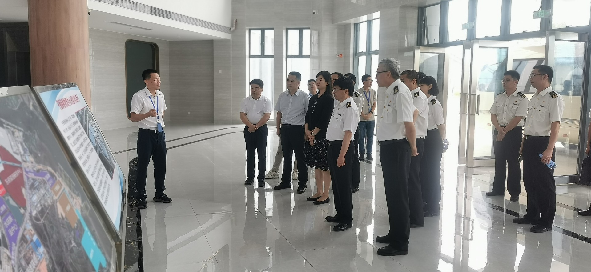 海關(guān)總署自貿(mào)司司長潘城一行蒞臨寧德國際物流中心項目調(diào)研，周桂芳拍攝1.jpg