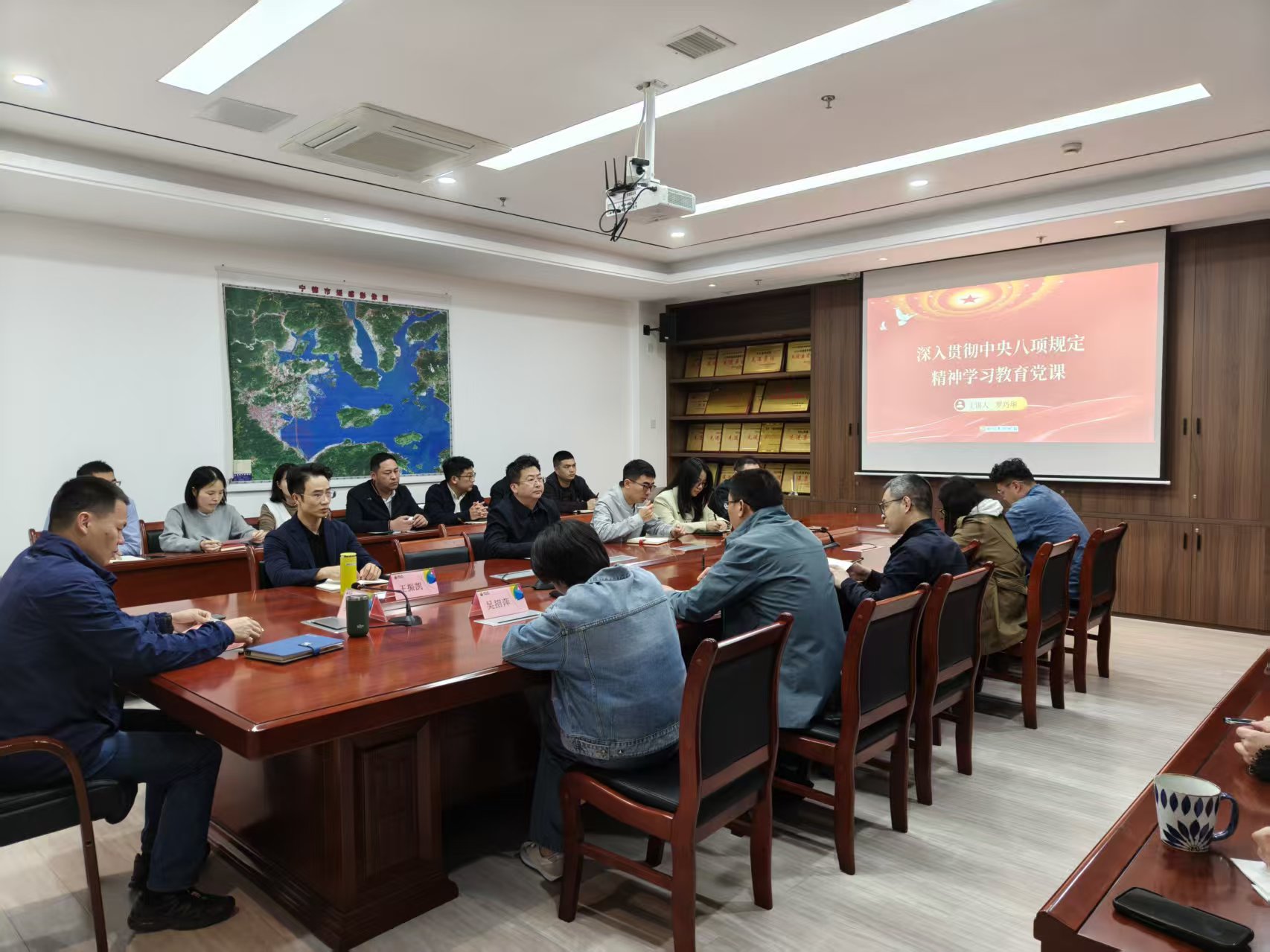 1745917651586873.jpg 市交投物流集團黨支部開展“深入貫徹中央八項規(guī)定精神學習教育”專題黨課學習.jpg