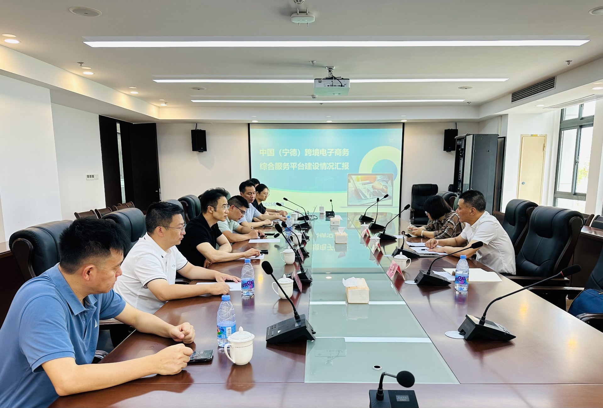 1750812744962778.jpg 座談會(huì).jpg